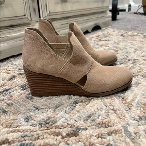 TOMS Women's Beige Suede Wedges